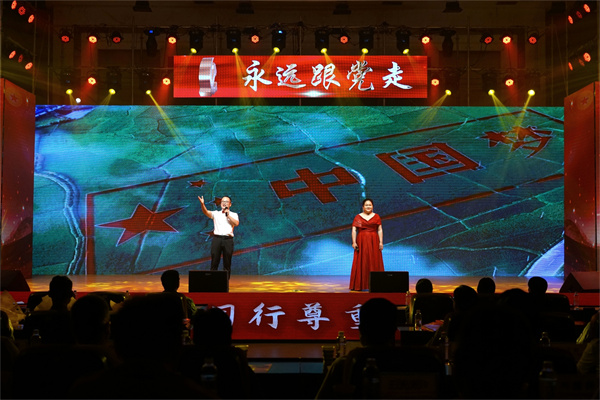 15红旗飘飘.jpg